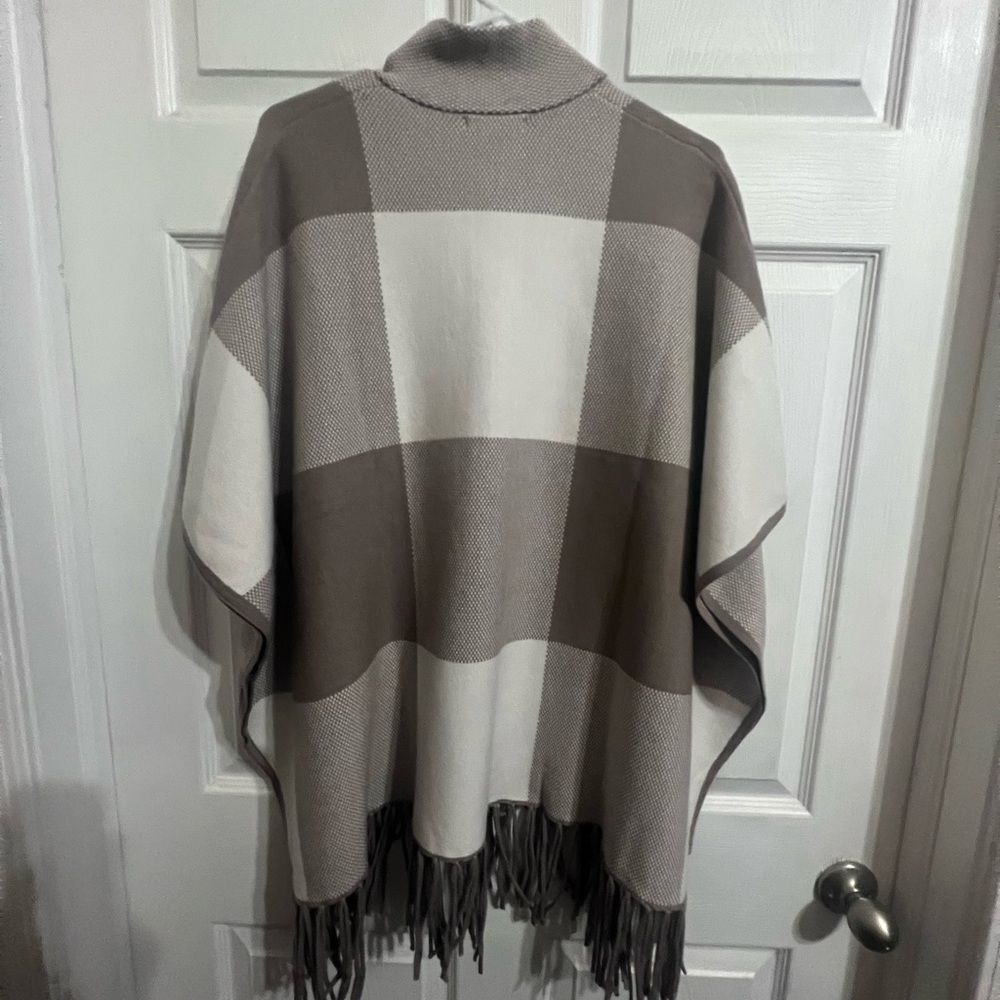 NWOT Christian Siriano Fringed Poncho Sweater, Woman's S : M - Picture 4 of 4